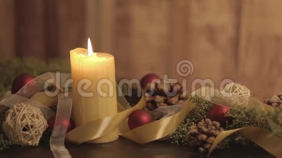用点燃的蜡烛松枝天然松果红色金色缎子和视频的预览图