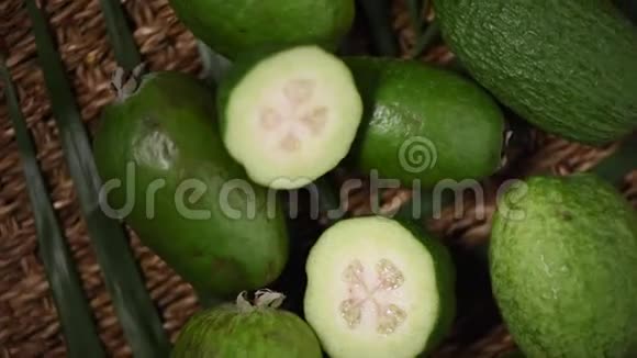 绿色菲约亚水果旋转背景上景异果热带棕榈枝素和生食概念视频的预览图