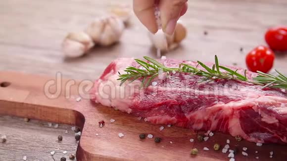 鲜肉牛排以草本植物和香料为背景视频的预览图