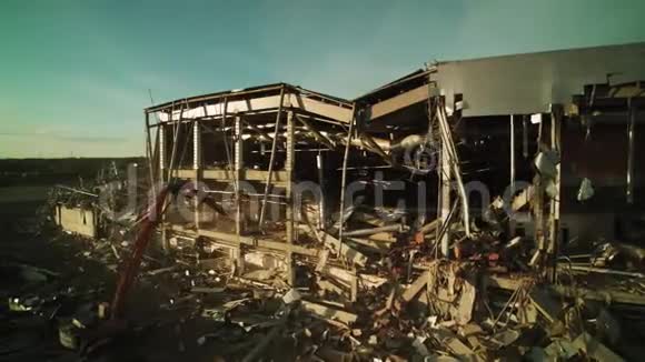 摧毁废弃的曲棍球体育场建筑的机器工程视频的预览图