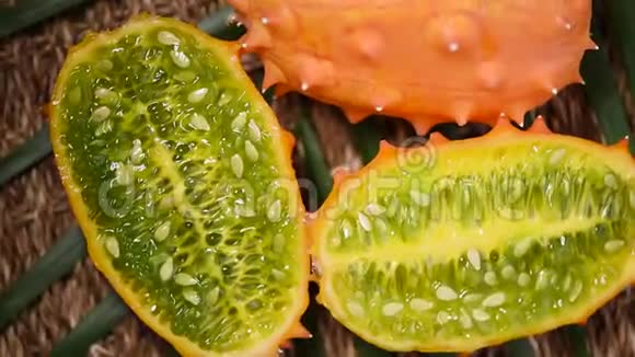 旋转背景上吹捧的非洲角瓜上景异国奇瓦诺瓜果实热带棕榈枝素食主义者视频的预览图
