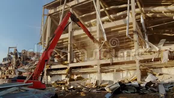 高挖机破碎机破坏旧曲棍球体育场立柱视频的预览图