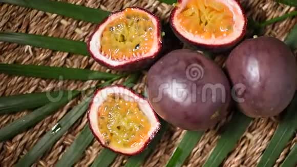 旋转背景上的激情水果上景异果热带棕榈枝素和生食概念视频的预览图