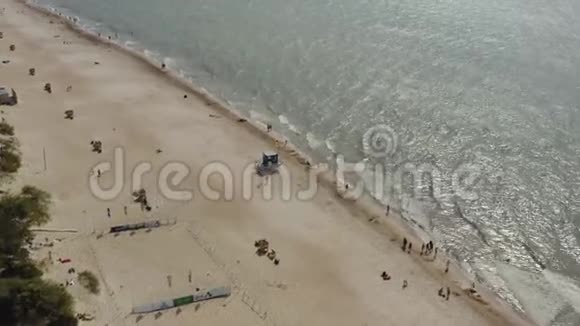 帕兰加立陶宛2019年7月在阳光明媚的天气里用波浪和白色沙滩对波罗的海进行空中飞行视频的预览图