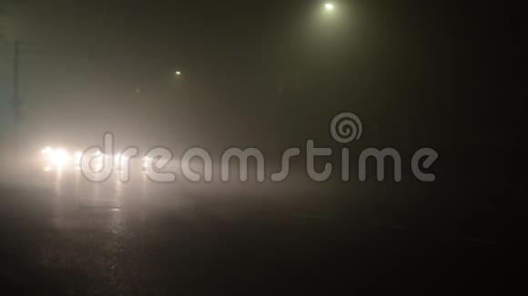 汽车在雾蒙蒙的道路上夜间能见度差汽车和卡车在浓雾中在城市的街道上困难和极端的博士视频的预览图