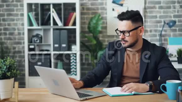 中年人在办公室里用笔记本电脑下班后睡在桌子上休息视频的预览图