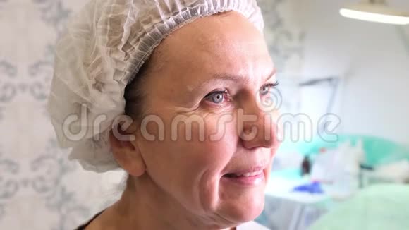 美容医生为女性面部做美容注射注射透明质酸美丽的女人视频的预览图