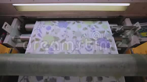 在输送线上生产壁纸生产带有花卉印花的壁纸视频的预览图