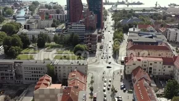 克莱佩达立陶宛2019年7月在阳光明媚的一天从空中俯瞰克莱佩达市中心的十字路口视频的预览图