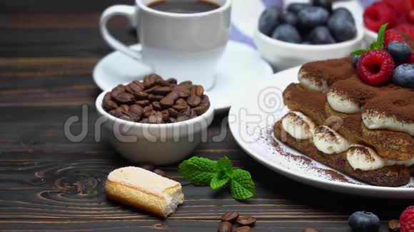经典提拉米苏甜点与覆盆子和蓝莓萨沃伊迪和一杯咖啡的部分视频的预览图