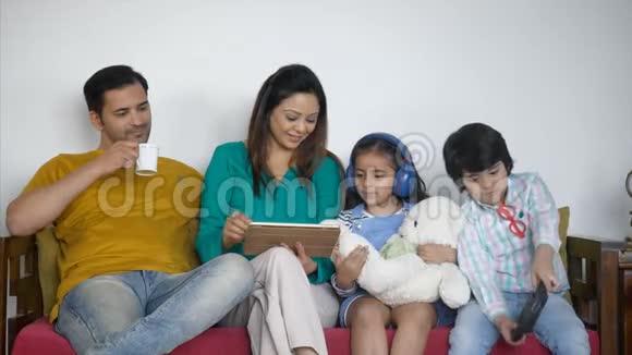 印度一家人坐在沙发上玩得很开心休闲时间视频的预览图