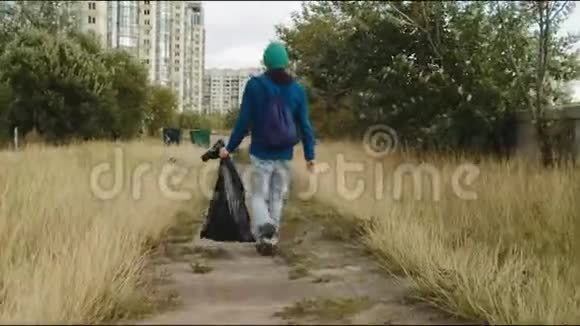 义工携带胶袋及垃圾桶视频的预览图