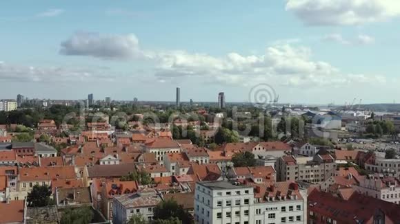 克莱佩达立陶宛2019年7月房屋屋顶的空中全景克莱佩达古镇和海港视频的预览图
