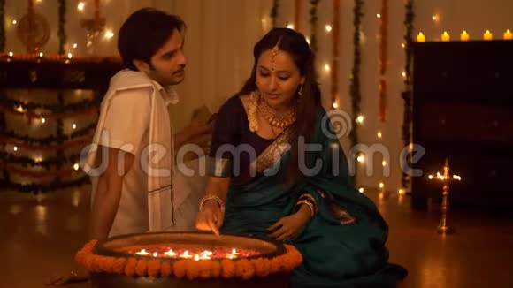 印度男人在家里给妻子赠送排灯节礼物庆祝排灯节视频的预览图