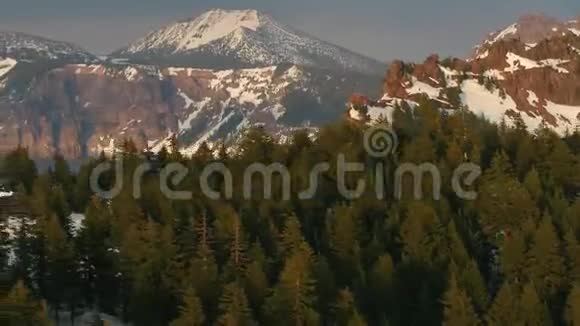 俄勒冈州火山口湖雪2019年5月日落90毫米变焦4K灵感2视频的预览图
