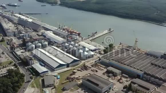 克莱佩达立陶宛2019年7月克莱佩达港码头船舶机库和货运站的航空全景图视频的预览图