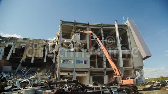 机器摧毁了废弃的曲棍球体育场视频的预览图