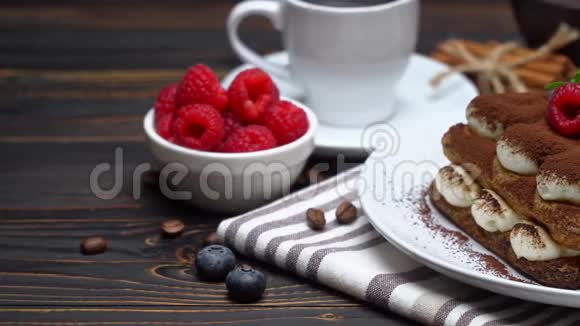 经典提拉米苏甜点与覆盆子和蓝莓萨沃伊迪和一杯咖啡的部分视频的预览图