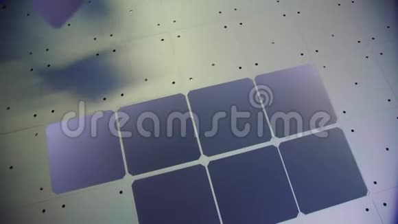 穿制服的工人把电池放在车间的太阳能板上视频的预览图