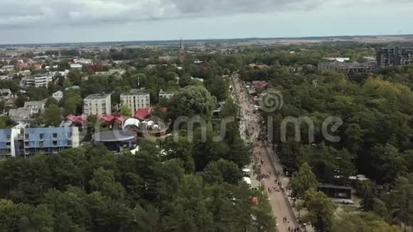 帕兰加立陶宛2019年7月帕兰加人口众多的主要街道和城市景观的空中全景视频的预览图