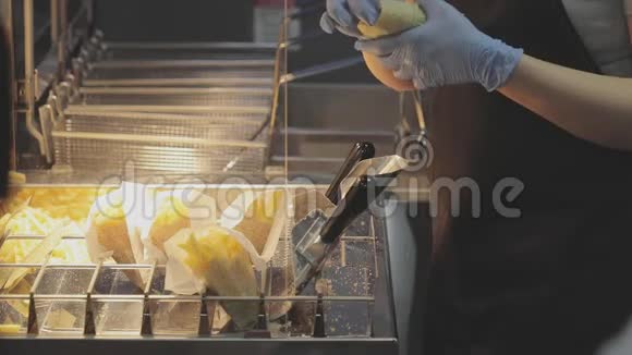 快餐烹饪法国薯条土豆男人做薯条土豆做炸薯条土豆视频的预览图
