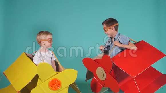 两个儿童幻想者想象在空中飞行一起玩吧视频的预览图