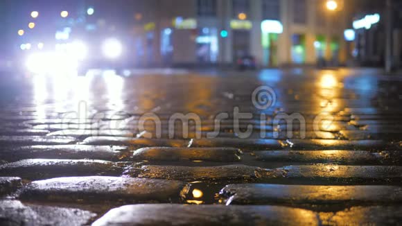 汽车交通夜城中心地下水雨反射晚上视频的预览图