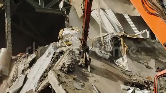 拆卸工地的机械截臂混凝土面板视频的预览图