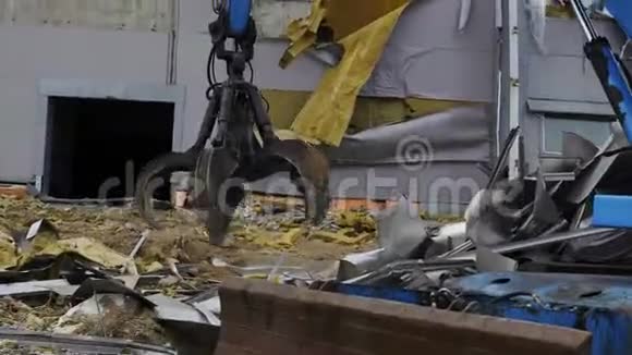 机械与机械臂拆卸瓦砾竞技场视频的预览图