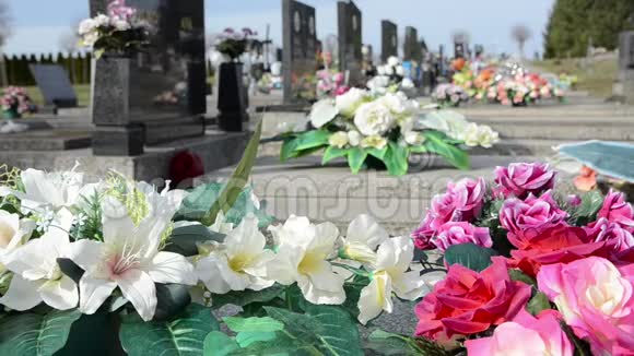 天主教公墓的纪念品和鲜花坟墓和墓碑墓地的黑色墓碑花饰和墓葬M视频的预览图