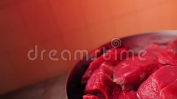 香肠制作车间桌上放着鲜肉的碗视频的预览图