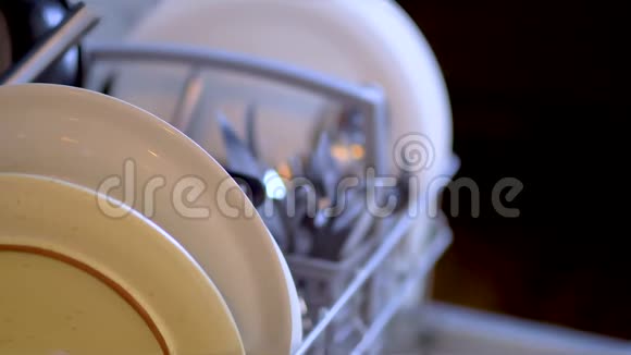 洗碗机厨房里做家务的年轻女人关闭视野洗干净视频的预览图