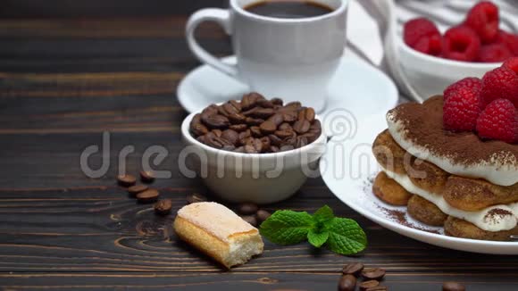 经典提拉米苏甜点部分包括覆盆子萨沃亚迪饼干和一杯浓缩咖啡视频的预览图