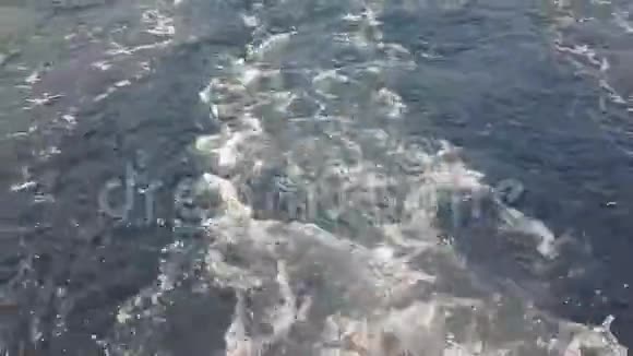客船巡航海面溅浪的超慢动作视频视频的预览图