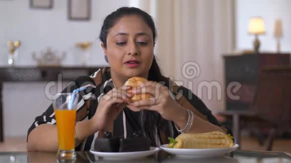 印度肥胖妇女食用开胃食品不健康食品概念视频的预览图