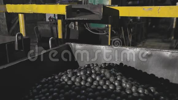 工厂生产金属球运动热球滚动金属球慢运动视频的预览图
