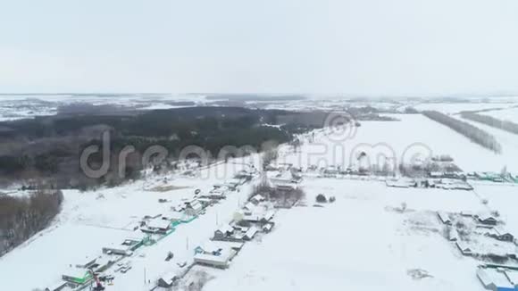 覆盖着雪和电工队的村庄视频的预览图