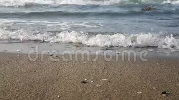 特写超慢的海浪在沙滩上流动的镜头视频的预览图