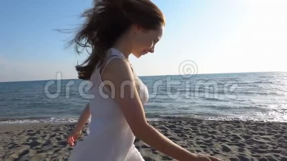 女孩沿着海滩跑视频的预览图