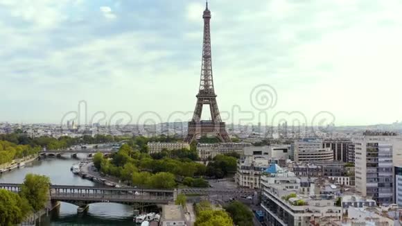 法国巴黎2019年5月空中无人机从上面看到埃菲尔铁塔和塞纳河在历史市中心视频的预览图