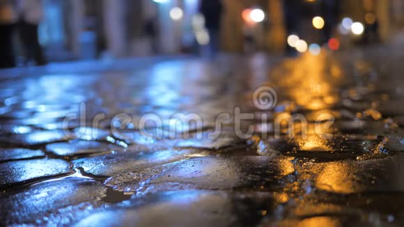晚上城市街雨交通人过马路视频的预览图
