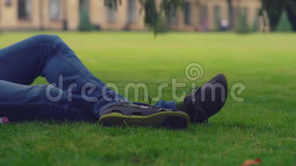 年轻人躺在草地上视频的预览图