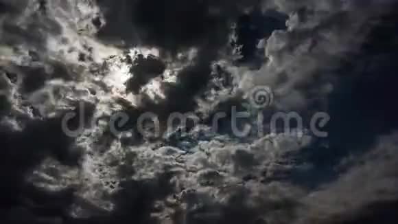 暴风雨的乌云从太阳后面掠过的时间流逝录像视频的预览图