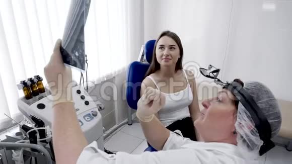 幸福的女人病人听诊断的好消息去看X光医生视频的预览图
