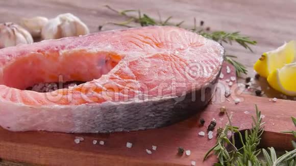 海鲜和烹饪理念新鲜的生三文鱼排和香料视频的预览图