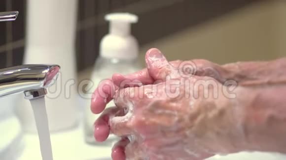 保护身体免受细菌和病毒的概念一只手用肥皂和肥皂视频的预览图