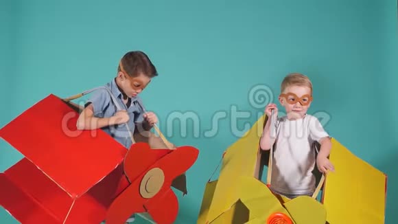穿着飞机盒子的快乐孩子视频的预览图