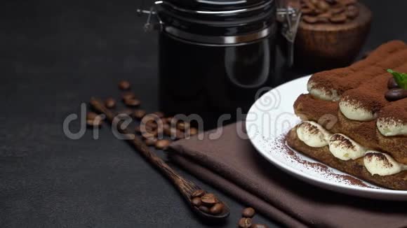 混凝土背景陶瓷板上的经典提拉米苏甜点和咖啡磨床视频的预览图