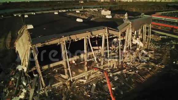 破坏废弃竞技场建筑的高挖掘机工程视频的预览图