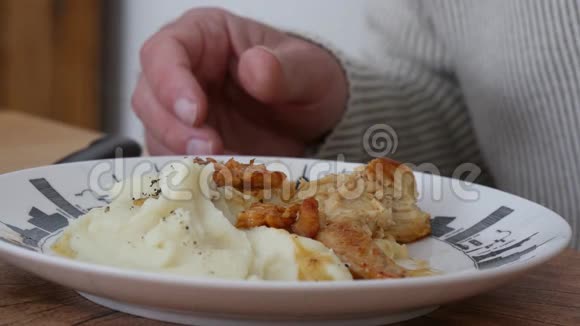 用土豆泥和盘子里的肉用手握住叉子视频的预览图